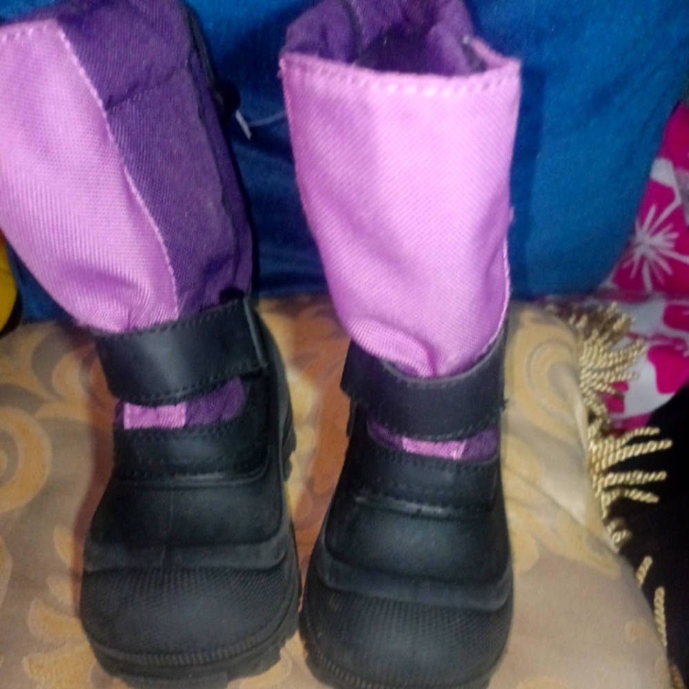 - Kids shoes size 8